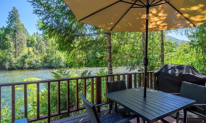 Blue River Cabin | Cozy 2-bedroom, 2-full bath cabin in enchanting Blue River with AC