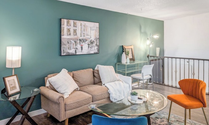 Sunnyside House | Charming 3-Bedroom Escape, Walk to the Bow River