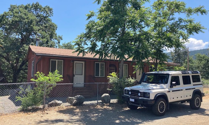 Douglas City Cabin | Historic 2-Bedroom Gold Miners Cabin on Trinity River, with Wi-Fi & A/c.