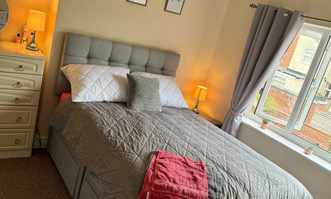 Crewe House | Bentley view,2 bedroom house, WiFi, private,secure bank garden,parking outside