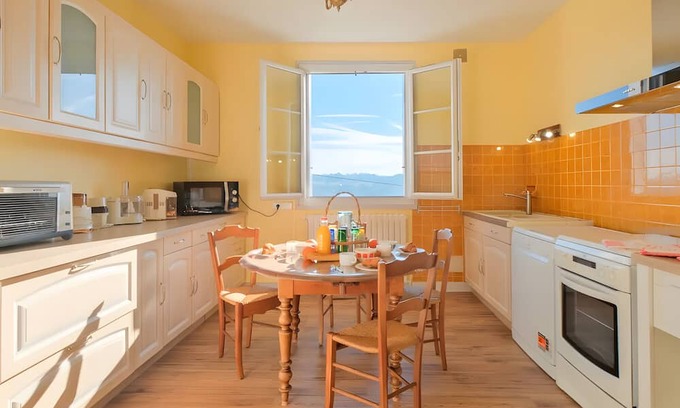 Agonac House | Holiday Home 'Puy De Pinou' with Private Garden and Wi-Fi