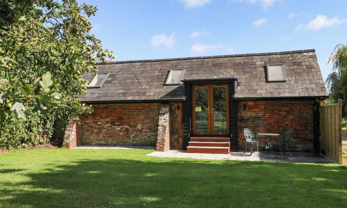 Netley Cottage | THE OLD PARLOUR, romantic, with a garden in Durley