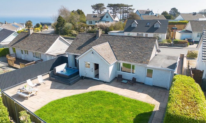 Tyn-y-Gongl Cottage | 80 Breeze Hill - sleeps 5 guests in 2 bedrooms