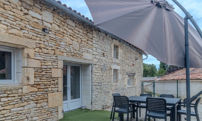 Bercloux House | Holiday Home 'Berclois' with Private Terrace, Wi-Fi and Air Conditioning