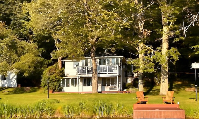 Tunkhannock House | Lakeside Getaway+ Dock+ Kayaks+ Fishing