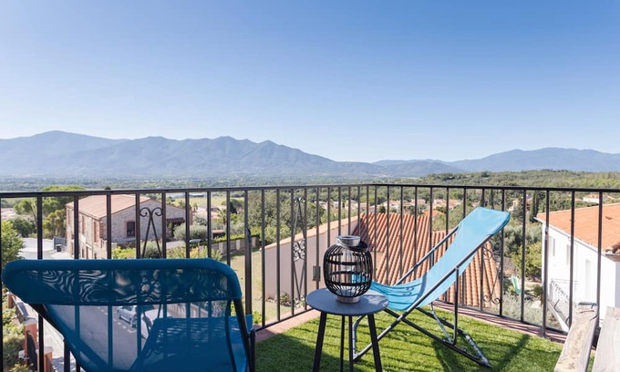 Banyuls-dels-Aspres Apartment | Gîte 'Canigou' with Mountain View, Wi-Fi, and Air Conditioning