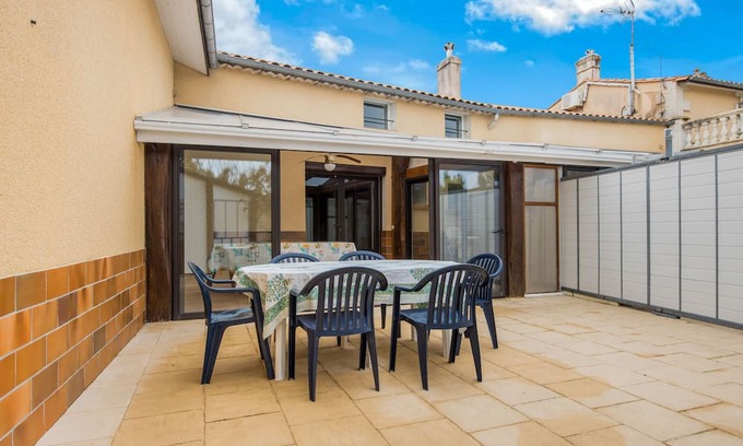 Saint-Seurin-de-Cadourne House | Holiday Home 'La Maréchale' with Private Garden, Wi-Fi and Air Conditioning