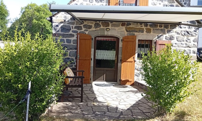 Saint-Martin-sous-Vigouroux House | Holiday Home 'Cantalou'