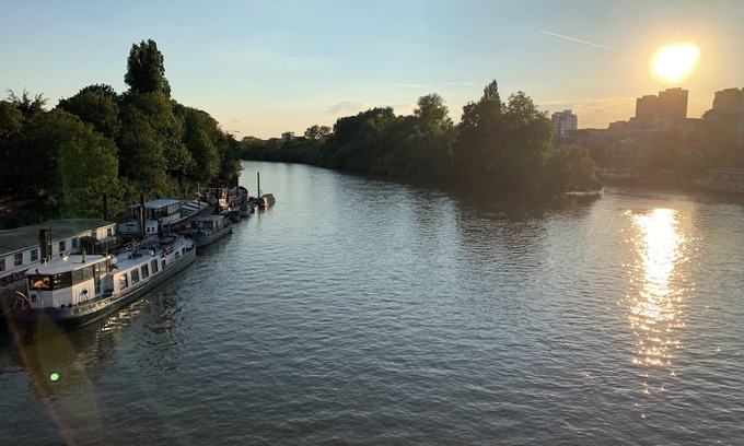 Kew Boat Rental | Houseboat on the Thames in London next to Kew Gardens
