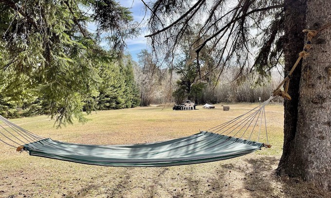 Central Alberta Cottage | Cozy Cottage near Ski Hill Retreatn-Sleeps 4