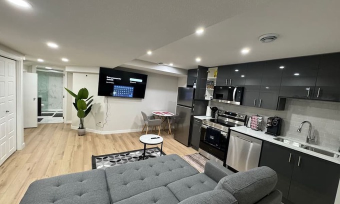 Southwest Edmonton House | New , cozy and spacy shortlet