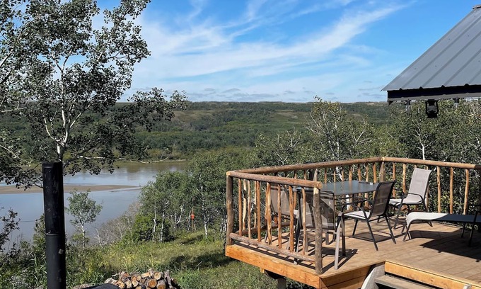 Hepburn Cabin | Spectacular Rustic & Cozy Cabin, (built for 2) running water, toilet and shower!