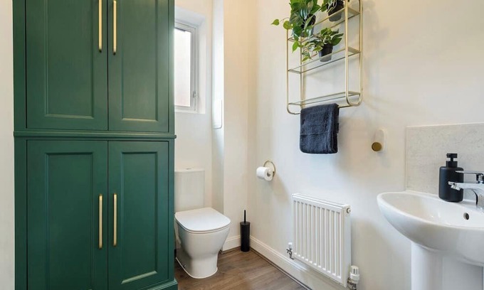 Coulsdon West House | 4-Bed in Coulsdon 20 min London, 20 min Gatwick 2