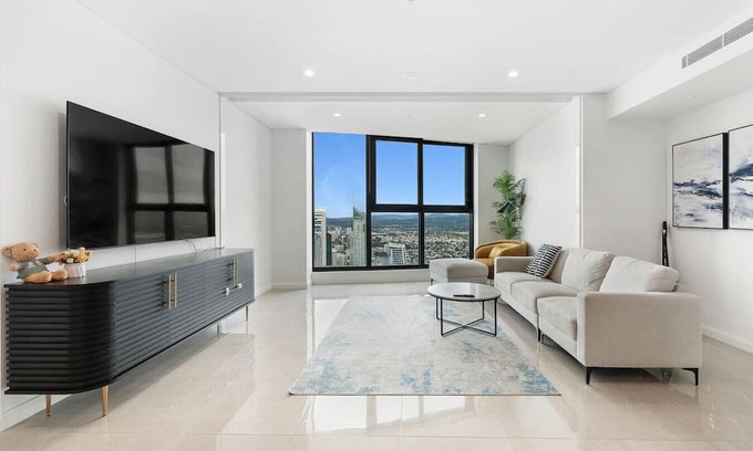 Surfers Paradise Apartment | 70 Stories Ocean View Apartment