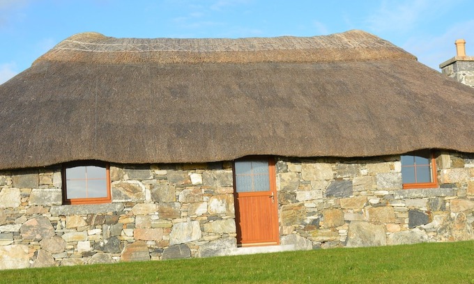 Aisgernis Cottage | Thatched Cottage near beach, Luxury Rooms, Fully kitted kitchen, drying room,