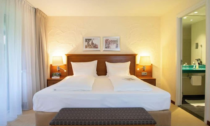 Ootmarsum Hotel | Serene Countryside Room Minutes from Galleries and Cafes - Near Huis Singraven