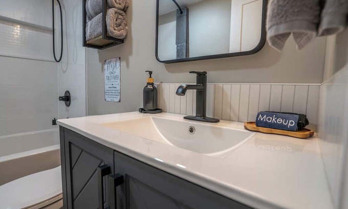 South Central House | Luxury Suite Located Downtown Kelowna Minutes away from the beach with Patio