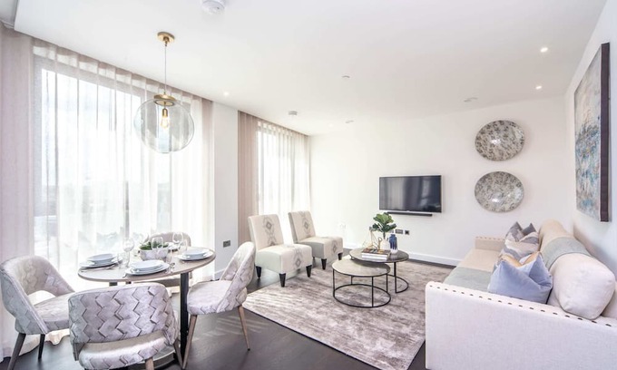 Nine Elms Apartment | Fifth floor Modern flat with balcony