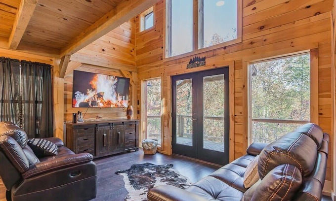 Trenton Cabin | Rusko's treetop retreat w/Hot Tub & Nature Views