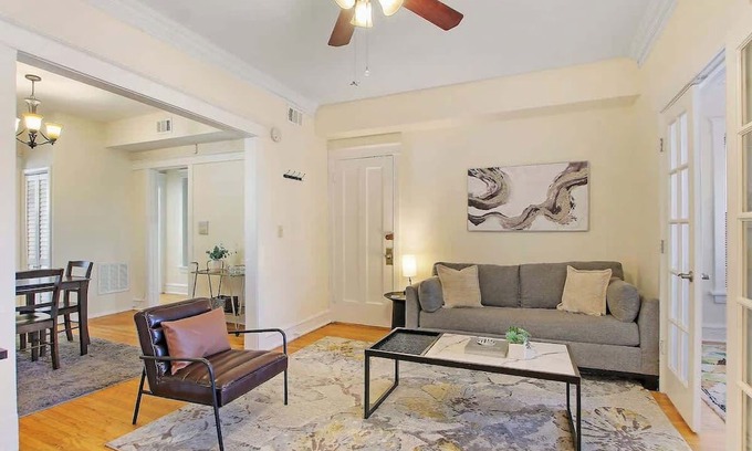 East Albany Park Apartment | Cozy & Inviting 2BR Apartment