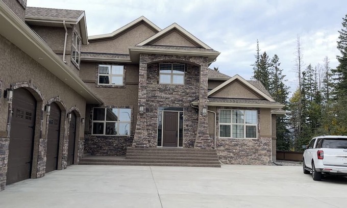 Hinton Villa | Gateway for Jasper Vacations in a big Luxury Mansion at Hinton