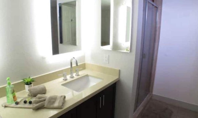 Westwood Apartment | 2 Bed Apartment in a Full Service Building L11-A