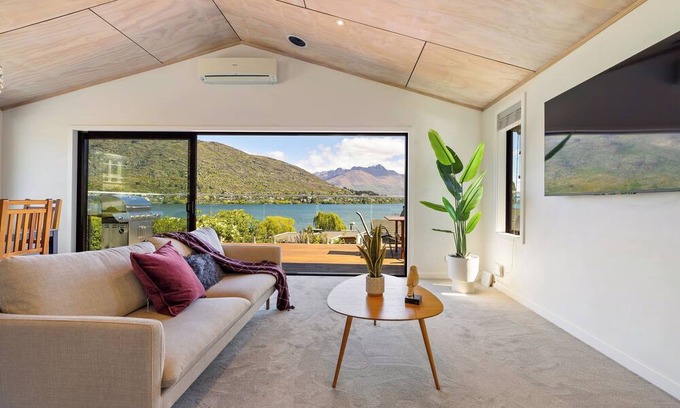 Frankton House | Luxury Away - The Lakeside - AC-Free Parking-BBQ