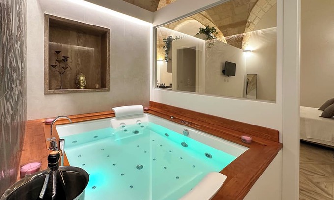 Brindisi Histotic Center Apartment | Cozy apartment with hot tub in the historic center of Brindisi