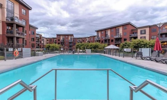 South Pandosy Condo | Cozy Lakehouse Condo with Pool