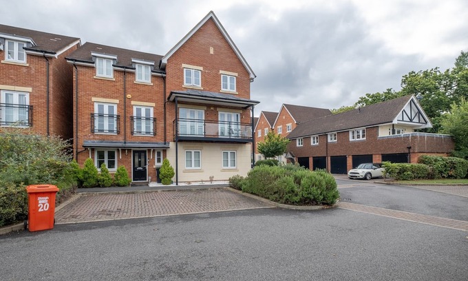 Slough House | Foxherne 6 Bed and 3 Bath Serviced House 20 with Parking - Slough