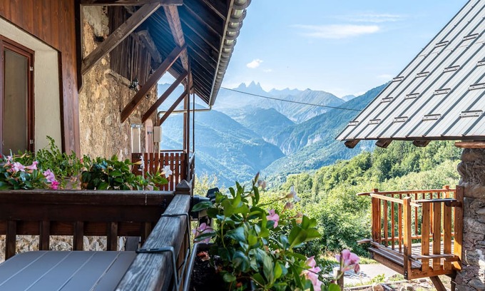 Saint-Pancrace Apartment | L'Escampette at La Fontannette