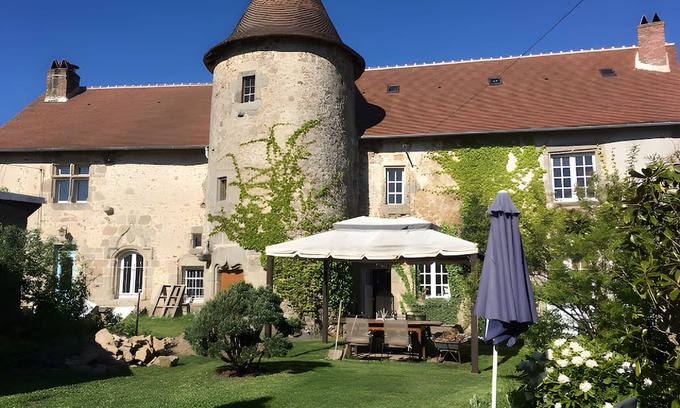 Le Grand-Bourg House | Holiday Home 'Chez Poton' with Private Terrace, Private Garden and Wi-Fi