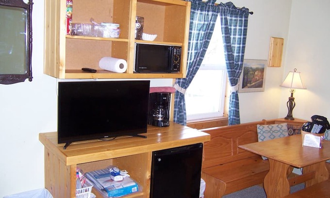 Otto RV Rental | Cozy Campground Cabin Cottage with WiFi and AC in charming Greybull