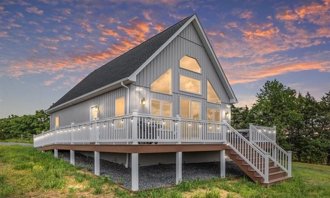 Stanley Ski Chalet | New! Sunset Mountain Retreat