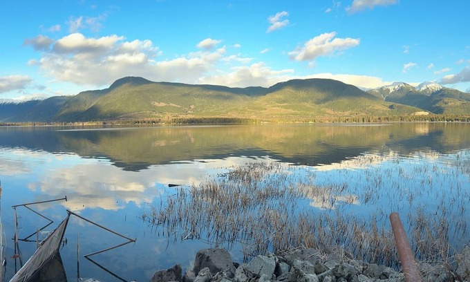 Lakelse Cabin | Cozy Semi-Off Grid waterfront Cottage with spacious property - Pet Friendly