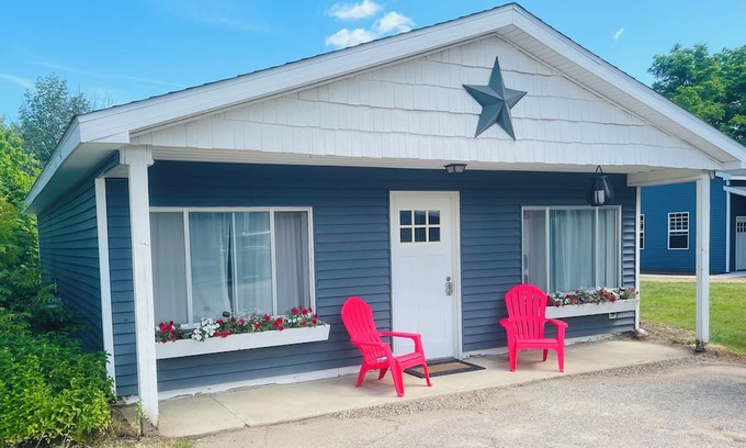 Elk Rapids Cottage | Charming 2-bedroom cottage with WiFi, AC in fabulous Elk Rapids