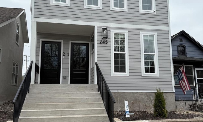 West Seventh Condo | Charming 2-bedroom condo with WiFi, AC in downtown Saint Paul , great location.