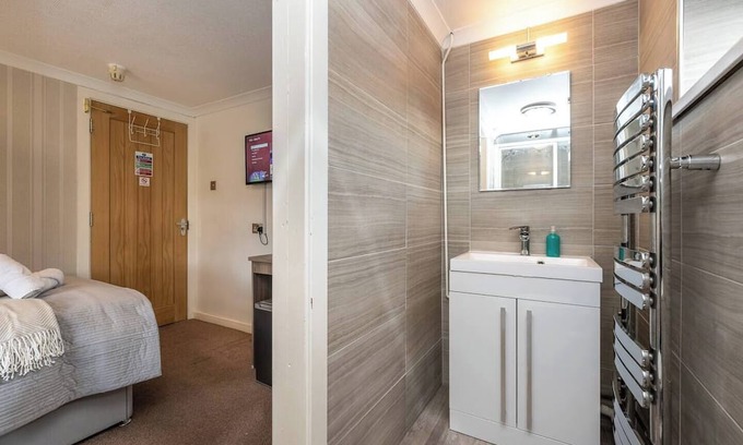 Margam Apartment | En-Suite Double Room, Microwave & Fridge, Parking