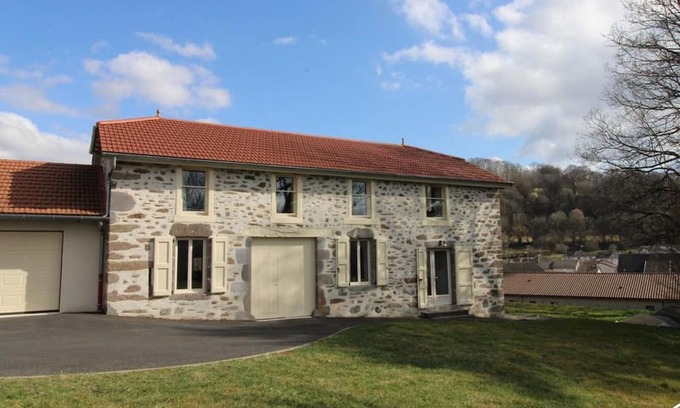 Jussac Cottage | Charming Cottage Near Volcano Park with WiFi and Garden