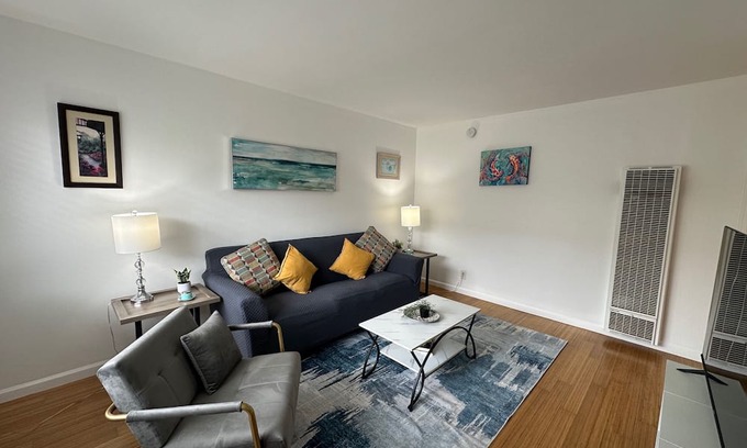 Mar Vista Apartment | Venice Apartment with Parking C
