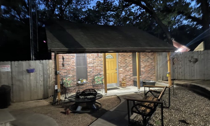 Azle Cottage | Cozy & Charming Cottage near Eagle Mountain Lake