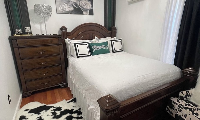 Queens House | 3-bedroom house in enchanting Queens with WiFi, AC