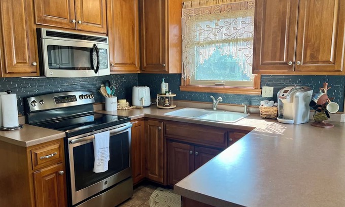 De Pere Condo | Hygge cozy 3-bedroom condo with WiFi, AC in peaceful De Pere & safe cul de sac.