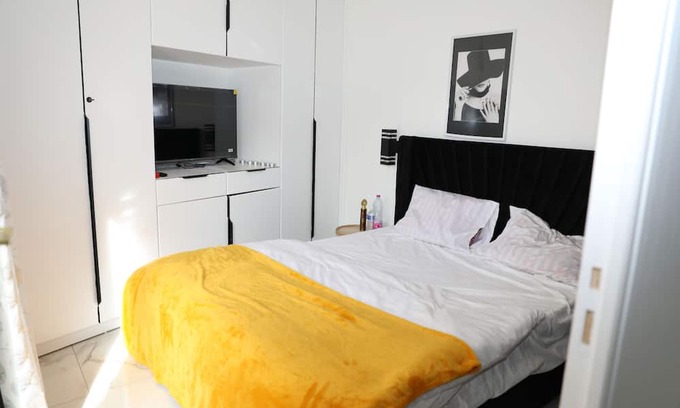 Le Bourget Apartment | Lux Black&White 15 Min To Paris & CDG