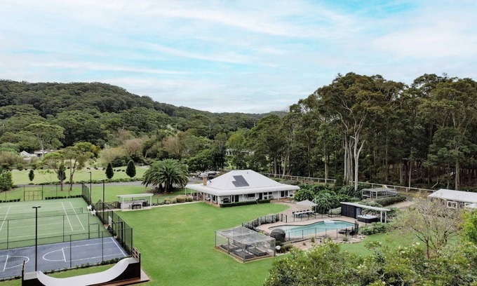 Wamberal House | Secluded acerage with floodlit tennis and basketball courts, pool, firepit and beautiful homestead