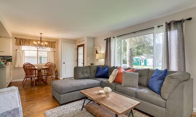 Garden District House | NEW! Ol’ Red- Downtown Coeur d'Alene Charmer- pet friendly!