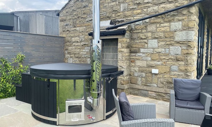 Honley House | Cosy 2 bedroom guesthouse in beautiful surroundings with hot tub. Pet friendly!