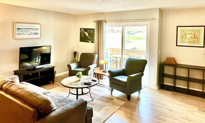 Charlotte Park Condo | West Nashville 2-bedroom, 1 bath Condo, Furnished w/Wifi, Pool