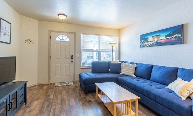 Westside House | Charming 2BR Townhouse Retreat, Modern & Cozy w/a Patio!