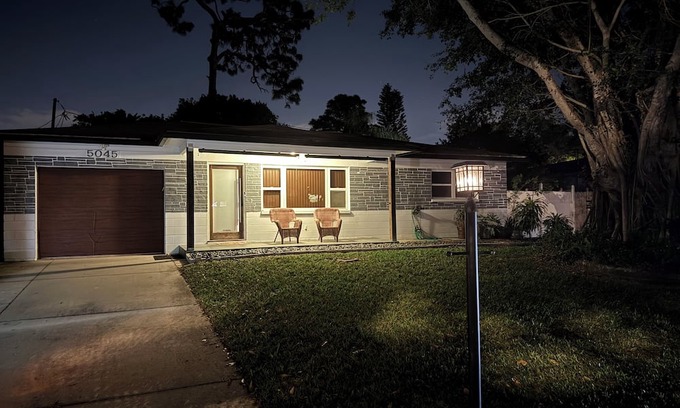 South Pinellas Community Council House | “Charming 3-Bedroom Bungalow Near St. Petersburg’s Beautiful Beaches with WiFi”